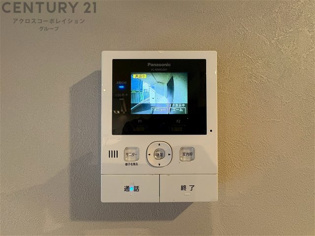 訪問者が来たときにテレビ画面で確認できるため、安心してドアを開けられます。録画機能があるものもあり、留守中に来訪者を記録しておくことができます。利便性が高く、セキュリティ面でも安心です。