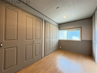 おしゃれな腰板と建具がデザイン統一されています♪