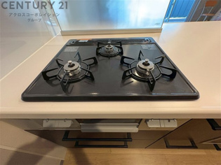 多数の調理器具を同時に使用でき、料理の効率化が可能。省エネで節約になり、様々な料理スタイルに適応できます。また、火力調整が独立しており、手入れや掃除もしやすく、今よりもっとお料理が楽しくなるかも。