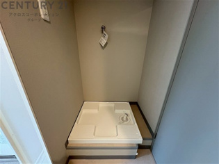 洗濯物の仕分け作業がしやすく、整理整頓が容易になります。洗濯音や湿気を他の部屋に持ち込まず、生活環境を快適に保ちます。上部を活用すれば収納スペースを確保でき洗剤や洗濯用品の整理もしやすくなります。