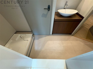 衣服の収納や脱ぎ着や整理整頓がしやすく、湿った衣類を乾燥させるスペースがありカビや臭いの発生を防ぎます。床の汚れを他の部屋に持ち込まず清潔を保つことができます。また快適な入浴環境の整備にも役立ちます。