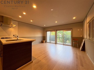 キッチン前のダイニングスペース　カウンターキッチンから料理の受け渡し等に便利です。ダイニングセットを置いても十分な広さを確保。