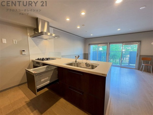 キッチン前のダイニングスペース　カウンターキッチンから料理の受け渡し等に便利です。ダイニングセットを置いても十分な広さを確保。