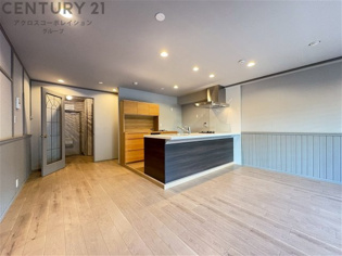 キッチン前のダイニングスペース　カウンターキッチンから料理の受け渡し等に便利です。ダイニングセットを置いても十分な広さを確保。