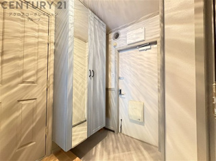 大きな玄関収納付きの玄関です　家族皆様の履物をしっかり収納できます　姿見付きでお出かけ前の身だしなみチェックに便利です♪