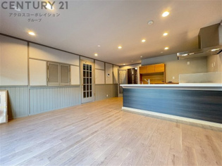 リビングダイニングは家族や友人とのコミュニケーションを楽しむ場所でくつろぎながら食事や会話を楽しめ、多目的に利用できリラックスできる空間です。家庭内の中心として機能し、快適な生活をサポートします。