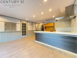 キッチン前のダイニングスペース　カウンターキッチンから料理の受け渡し等に便利です。ダイニングセットを置いても十分な広さを確保。