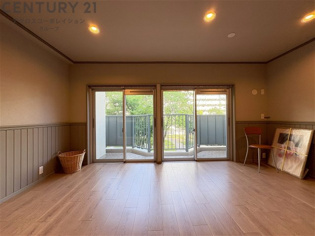 南東向きバルコニーに面した陽当たりの良いリビングスペースになります♪ダウンライトが設置されており、家族団らんのスペースを温かい光で照らしてくれます(^^♪