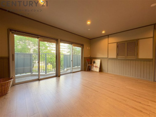 南東向きバルコニーに面した陽当たりの良いリビングスペースになります♪ダウンライトが設置されており、家族団らんのスペースを温かい光で照らしてくれます(^^♪