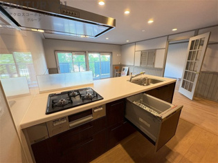 シンプルなデザインと使いやすさを兼ね備えた対面式システムキッチンは、効率的な作業スペースを提供し、家族やゲストとのコミュニケーションを促進します。