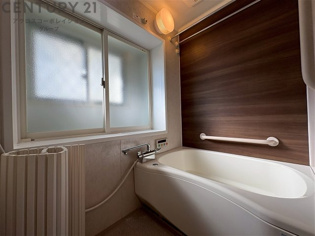 ユニットバスは省スペースでありながら、シンプルな設計と使いやすさを備え、簡便なメンテナンスが可能です。大きな窓付きで換気にも便利です。