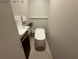 温水洗浄便座付トイレは温水洗浄機能により、暖かい水でおしりを洗浄することができ、冷たい水を使う従来の便座に比べ、温水洗浄機能で暖かいトイレを提供し、快適な使用を可能にします。