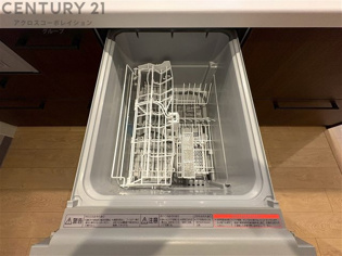 手洗いに比べて時間や労力を節約できることです。また、高温のお湯で洗浄されるため、雑菌や細菌を殺菌する効果もあります。さらに、乾燥機能があるため、手で拭く手間も省け衛生的に保管できます。