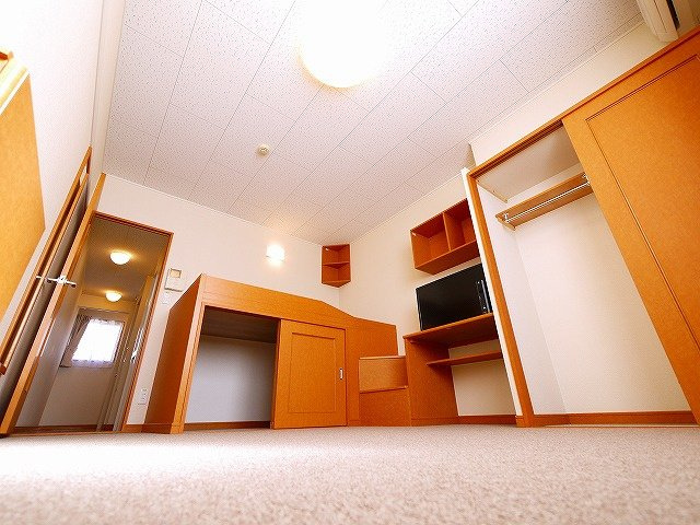 レオパレス山の辺の洋室|収納たっぷりの洋室です