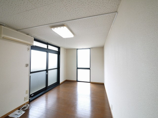 レオパレス大陽壱番館の洋室|コンパクトで使いやすい洋室です