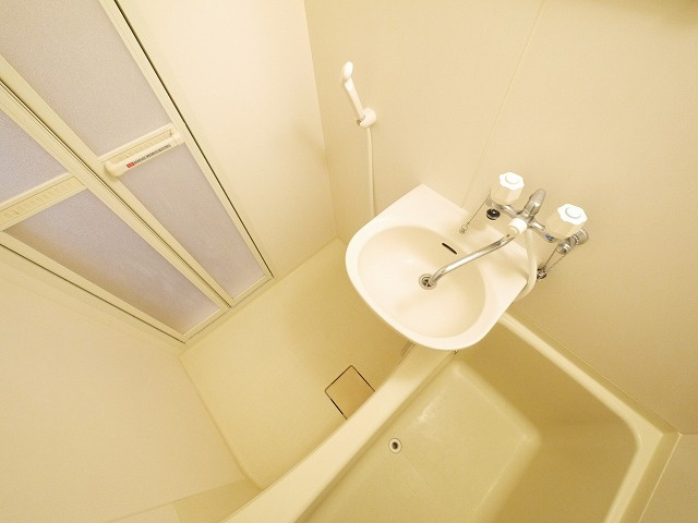 レオパレス大陽壱番館の浴室|コンパクトで使いやすいお風呂です