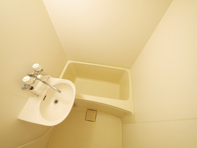 レオパレス大陽壱番館の浴室|落ち着いた空間のお風呂です