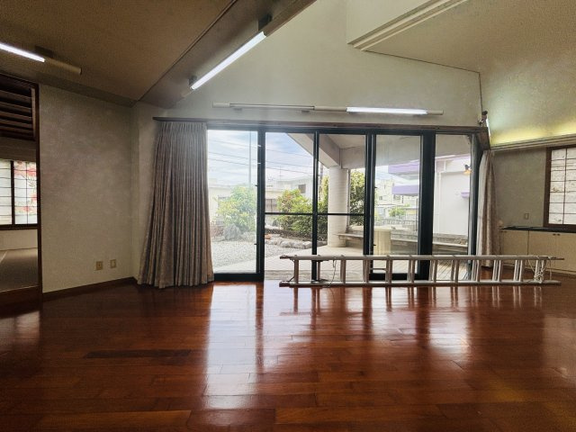 豊見城市高嶺一戸建ての居間・リビング