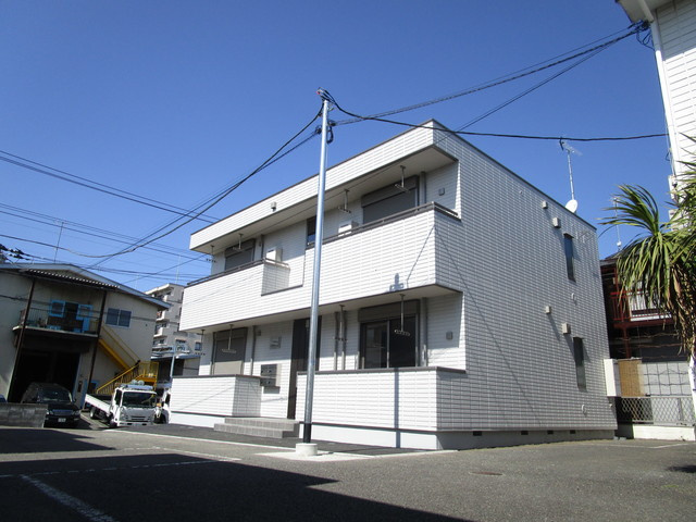 シェルドムの外観|ゆったりとした敷地に佇むバス通りから１本入った立地