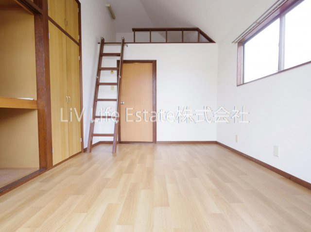 西東京市芝久保町２丁目のアパートの居間・リビング