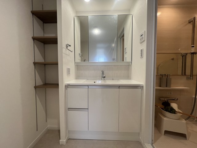 南東向き角部屋でオールOK！【ステージ宮崎台】リノベーションの独立洗面台