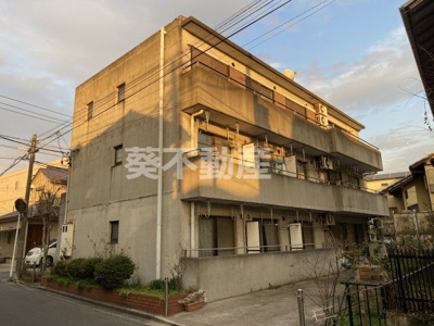【外観】 |  ソフィア・メゾン  | 鉄筋コンクリート打放しのモダンな建物です　広いバルコニー付き