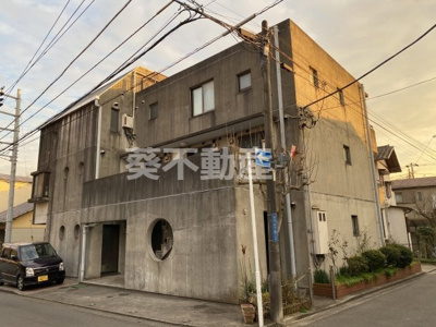 【エントランス】 |  ソフィア・メゾン  | 閑静な住宅街にあるオシャレなデザインの建物です