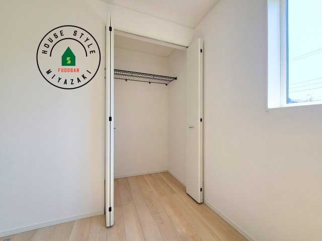 宮崎市淀川3丁目第1-2棟（1号棟）の収納|洋服や大きな荷物が多い方や人数の多いご家族などは、一般的なクローゼットよりもウォークインクローゼットのほうが使い勝手が良いです。