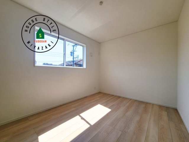 宮崎市淀川3丁目第1-2棟（1号棟）の洋室|柔らかい陽光が差し込む明るいお部屋を演出する設計。彩光の取れる窓が気持ちの良いお部屋を創り上げます。