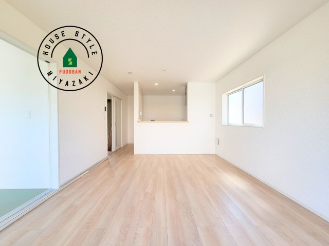 宮崎市淀川3丁目第1-2棟（1号棟）の居間・リビング|明るく開放的なリビングダイニングは豊かな陽光が注ぎ込み、やすらぎの空間を演出してくれます。ご家族で楽しいひとときをお過ごし下さい。