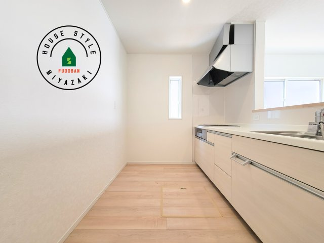 宮崎市淀川3丁目第1-2棟（1号棟）のキッチン|ダイニングテーブルへの配膳がラクラク、お料理はかどるカウンター付きシステムキッチン！