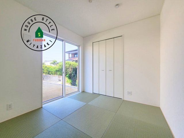 宮崎市淀川3丁目第1-2棟（1号棟）の和室|和室を上手に活用すると暮らし方の幅が広がります。例えば普段は開け放して、子供の小さいうちはお昼寝や遊びのスペースに。畳はソフトなので転んでもケガをしにくく安心です