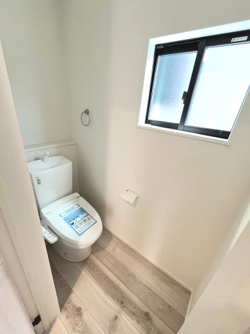 【トイレ】 | 福岡市東区香住ケ丘5丁目1期　1号棟（全3棟）【仲介手数料無料・0円】 | 現地写真。1階のトイレです。