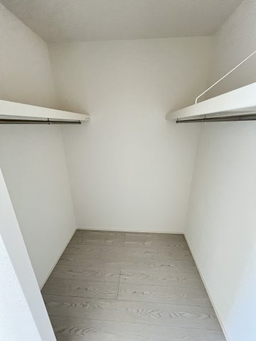 【収納】 | 福岡市東区香住ケ丘5丁目1期　1号棟（全3棟）【仲介手数料無料・0円】 | 現地写真。ウォークインクローゼットです。
