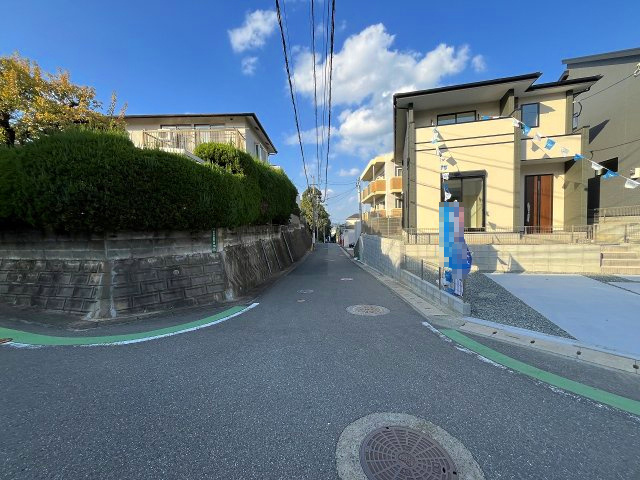 【その他】 | 福岡市東区香住ケ丘5丁目1期　1号棟（全3棟）【仲介手数料無料・0円】 | 現地写真。前面道路です。