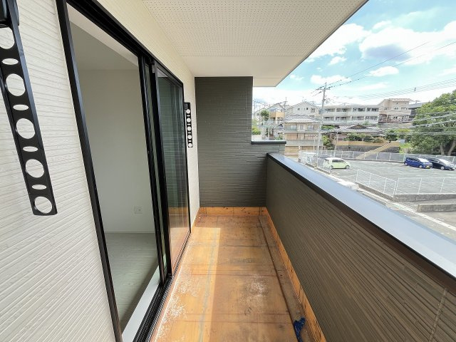 【バルコニー】 | 福岡市東区香住ケ丘5丁目1期　1号棟（全3棟）【仲介手数料無料・0円】 | 現地写真。インナーバルコニーです。