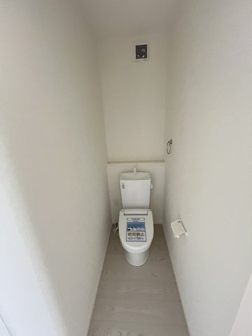 【トイレ】 | 福岡市東区香住ケ丘5丁目1期　1号棟（全3棟）【仲介手数料無料・0円】 | 現地写真。2階にもトイレです。