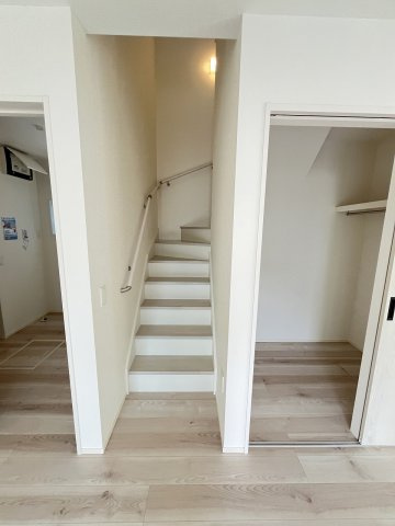 【内装】 | 福岡市東区香住ケ丘5丁目1期　1号棟（全3棟）【仲介手数料無料・0円】 | 現地写真。2階へ上がる階段です。手摺もついて安全ですね。