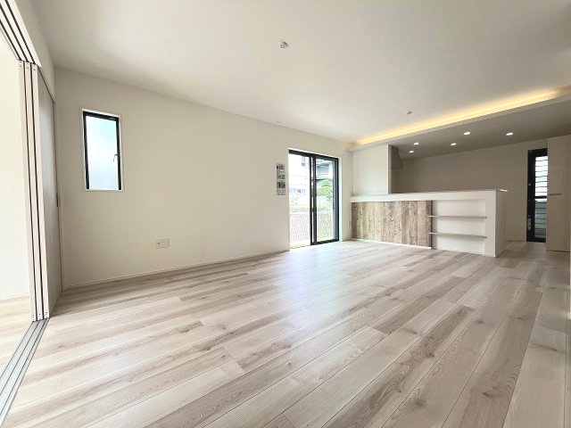 【居間・リビング】 | 福岡市東区香住ケ丘5丁目1期　1号棟（全3棟）【仲介手数料無料・0円】 | 現地写真。リビングです。