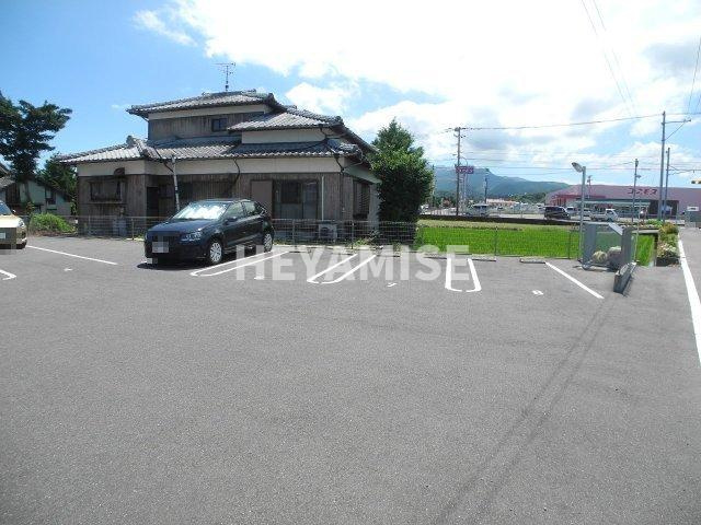 カノン・エムの駐車場