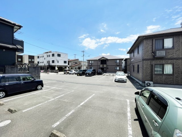 コスモ　スクエア　Ｂ棟の駐車場