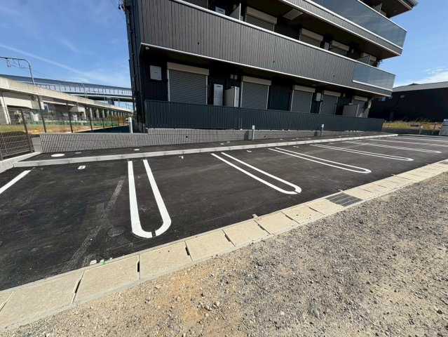 ラコリーナ花園の駐車場