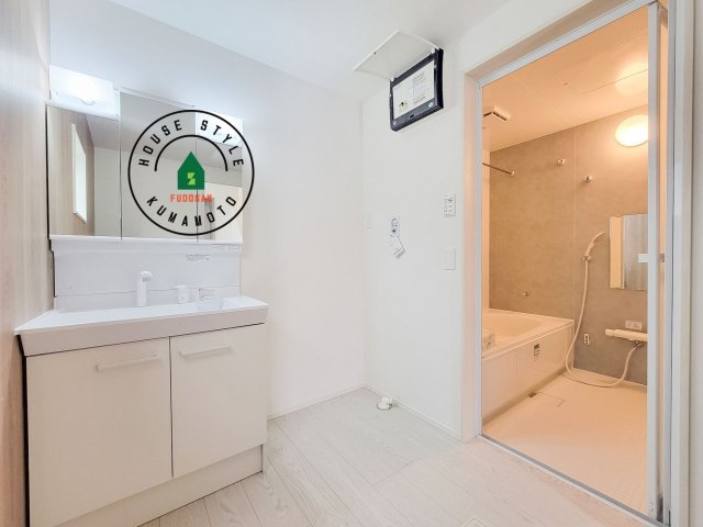 熊本市南区出仲間3丁目第1-2棟（2号棟）　の脱衣所|ゆとりの洗面スペースで朝の身支度もスムーズに。暮らしを快適に変えるシャワー付洗面台です！