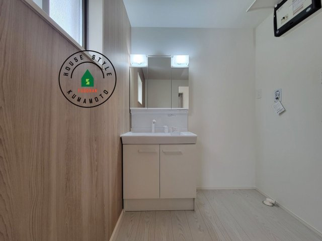 熊本市南区出仲間3丁目第1-2棟（2号棟）　の独立洗面台|毎日使うものだから清潔な空間を保ちたい水回り。洗面にはそんな願いを解消させてくれる収納アイデアが満載です。三面鏡の裏側にはキャビネットが現れ小物から背の高い物まで収納できます。