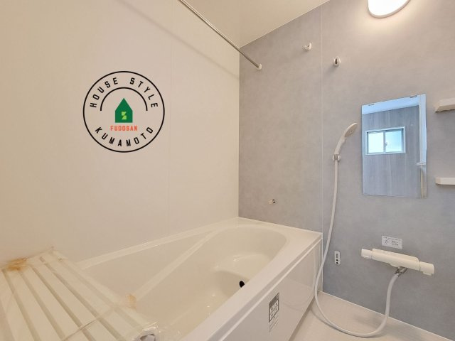 熊本市南区出仲間3丁目第1-2棟（2号棟）　の浴室|1日の疲れを癒してくれる広々バスルーム。雨の日のお洗濯にも大活躍な浴室乾燥機付です！