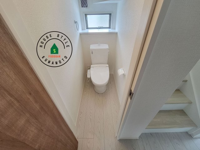 熊本市南区出仲間3丁目第1-2棟（2号棟）　のトイレ|温水洗浄便座を完備しております。2ヶ所にトイレがあるのは朝の慌ただしい時間も安心です。