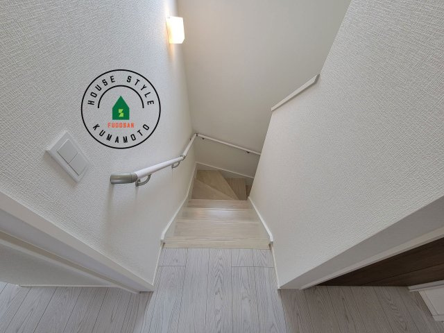 熊本市南区出仲間3丁目第1-2棟（2号棟）　の内装|＜手すり付階段＞手すりがないと階段の昇り降りで危険なことはもちろん、壁に手をつきながら歩くことで壁紙が汚れやすくなります。すべての方に快適に昇り降りしていただくため、手すりを設置しました。