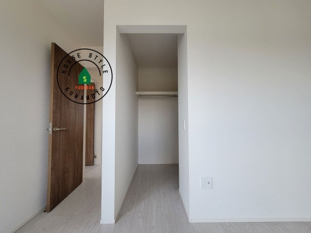 熊本市南区出仲間3丁目第1-2棟（2号棟）　の収納|洋服や大きな荷物が多い方や人数の多いご家族などは、一般的なクローゼットよりもウォークインクローゼットのほうが使い勝手が良いです。