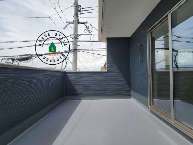 熊本市南区出仲間3丁目第1-2棟（2号棟）　のバルコニー|風をしっかりと感じられるバルコニーでは、毎日が洗濯日和です。広々としているので洗濯も楽しくなるでしょうし、気分転換にバルコニーからの眺めを楽しむのもいいでしょう。