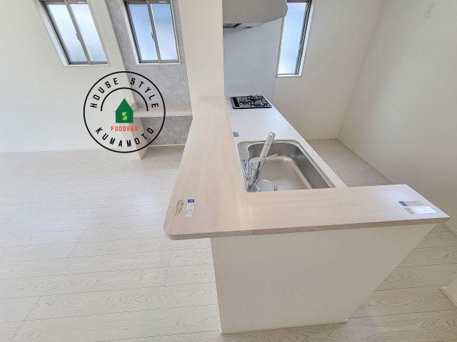 熊本市南区出仲間3丁目第1-2棟（2号棟）　のダイニング|キッチンから立ち込める香りが今日の料理を期待させます。